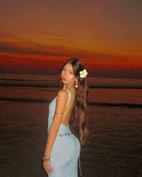 Hoa kẹp tóc đi biển tạo điểm nhấn cho mái tóc