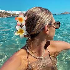 Hoa kẹp tóc đi biển giúp giữ tóc gọn gàng