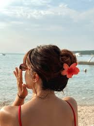 Hoa kẹp tóc đi biển trong ảnh check-in